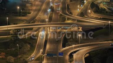 晚上在迪拜的大路路口。 加速视频模式。